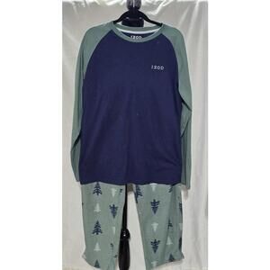 IZOD Men's Two-Piece Pajama Set with Tree Pattern size Large